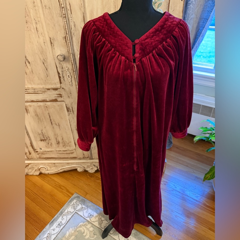 Vintage Anne Lesley traditional velour robe/housecoat. Medium Made in USA.